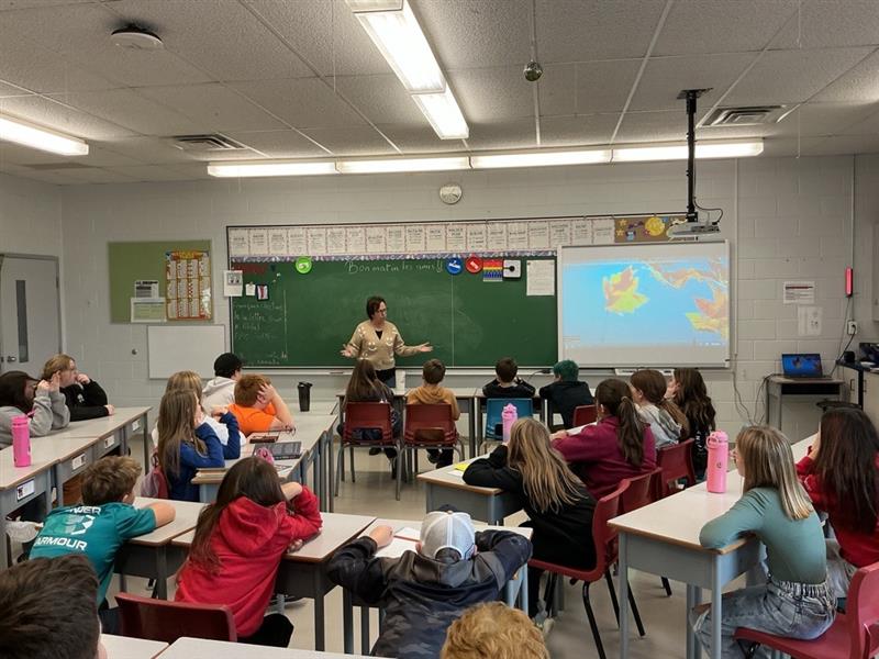 Mme Linda Renaud et la classe de 6e année en pleine réflexion.
